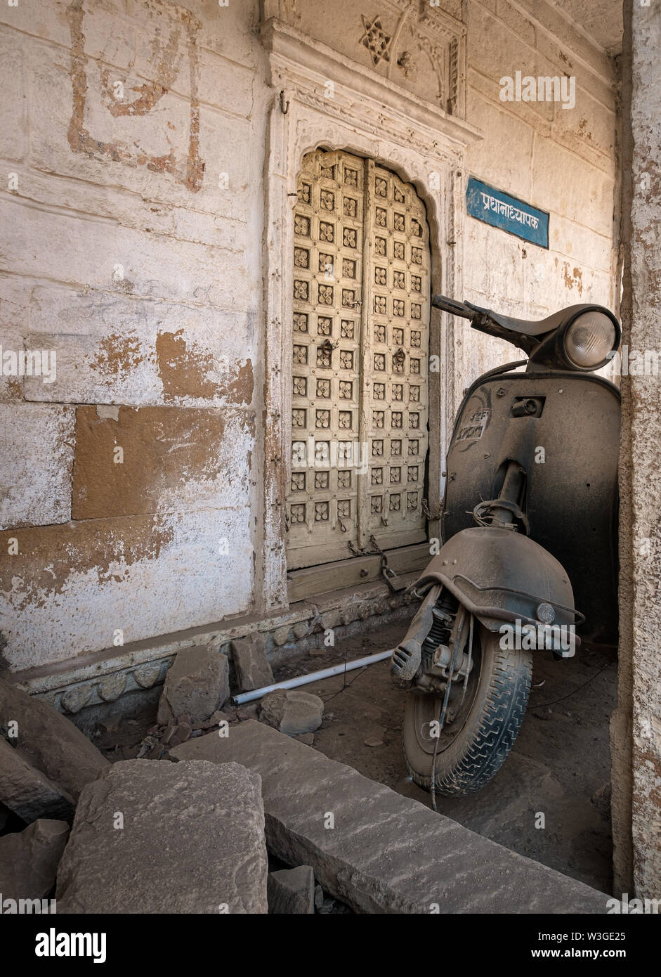 JAISALMER, INDIEN - ca. November 2018: Verlassene Motorrad in Jaisalmer. Jaisalmer ist auch als "Die Goldene Stadt, und es ist in Rajasthan. Stockfoto