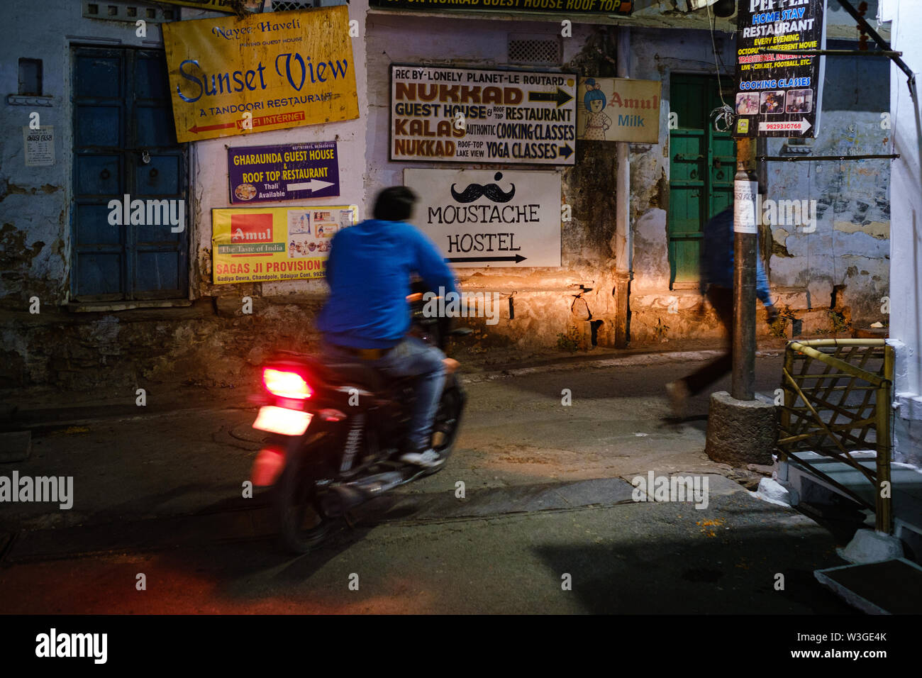 UDAIPUR, INDIEN - ca. November 2018: die Straße von Udaipur in der Nacht. Die Stadt ist die historische Hauptstadt des Königreichs von Mewar. Von Aravali Rang Umgeben Stockfoto