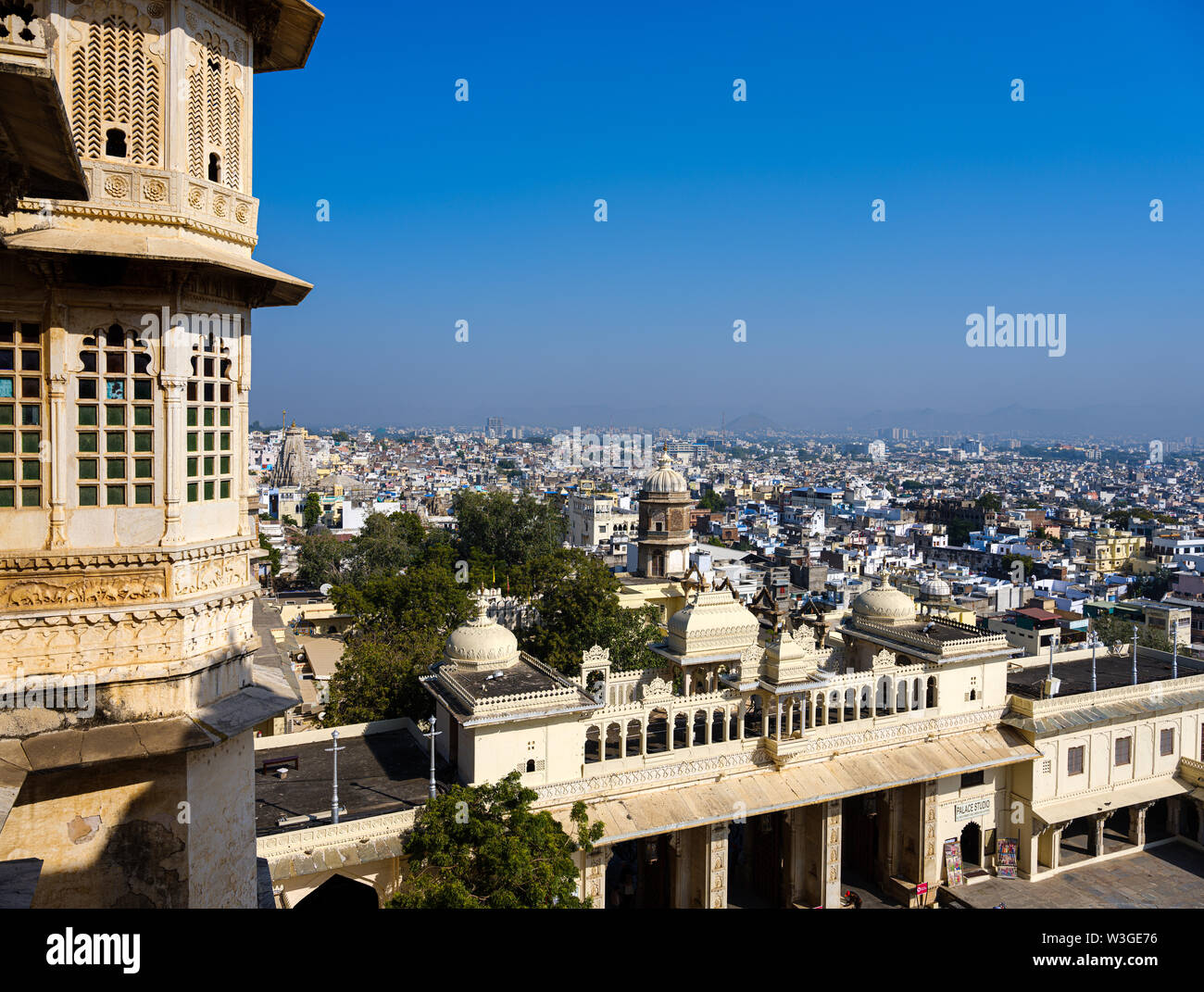 UDAIPUR, INDIEN - ca. November 2018: Panoramablick von Udaipur von der City Palace. Die Stadt ist die historische Hauptstadt des Königreichs von Mewar. Surrou Stockfoto