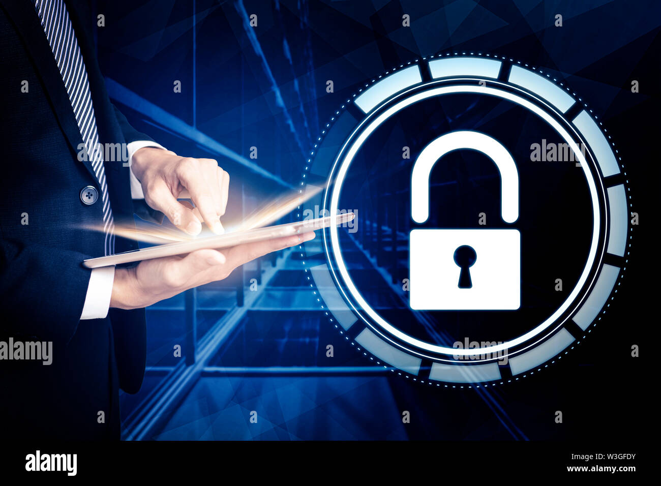 Geschäftsmann mit Tablet Computer und Cyber Security Konzept Stockfoto