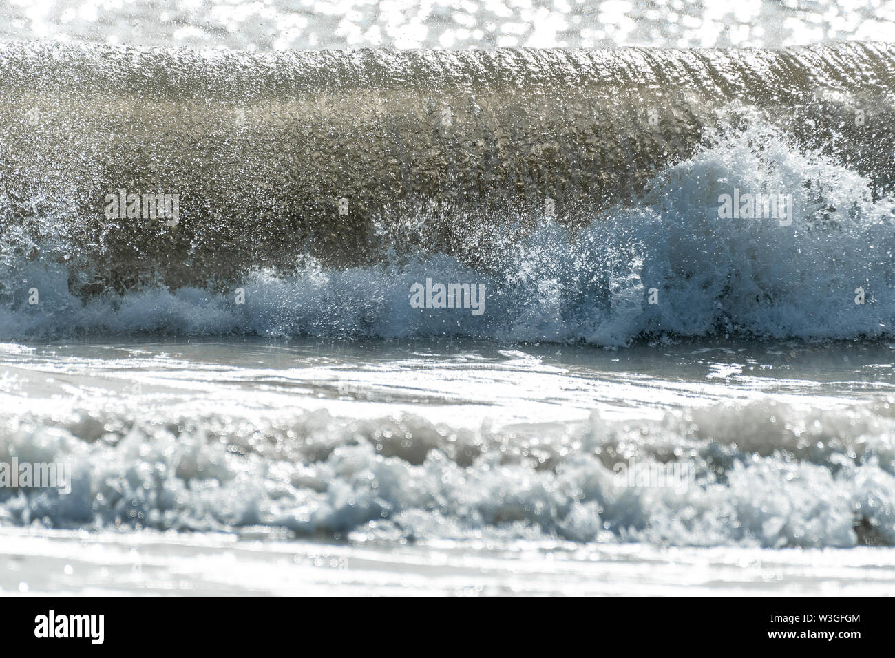 Wave Absturz auf das Ufer Stockfoto