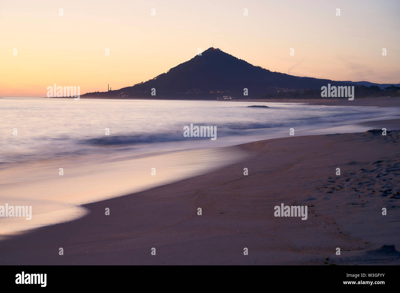 Sonnenuntergang am Strand Moledo, mit einem Berg im Hintergrund Stockfoto