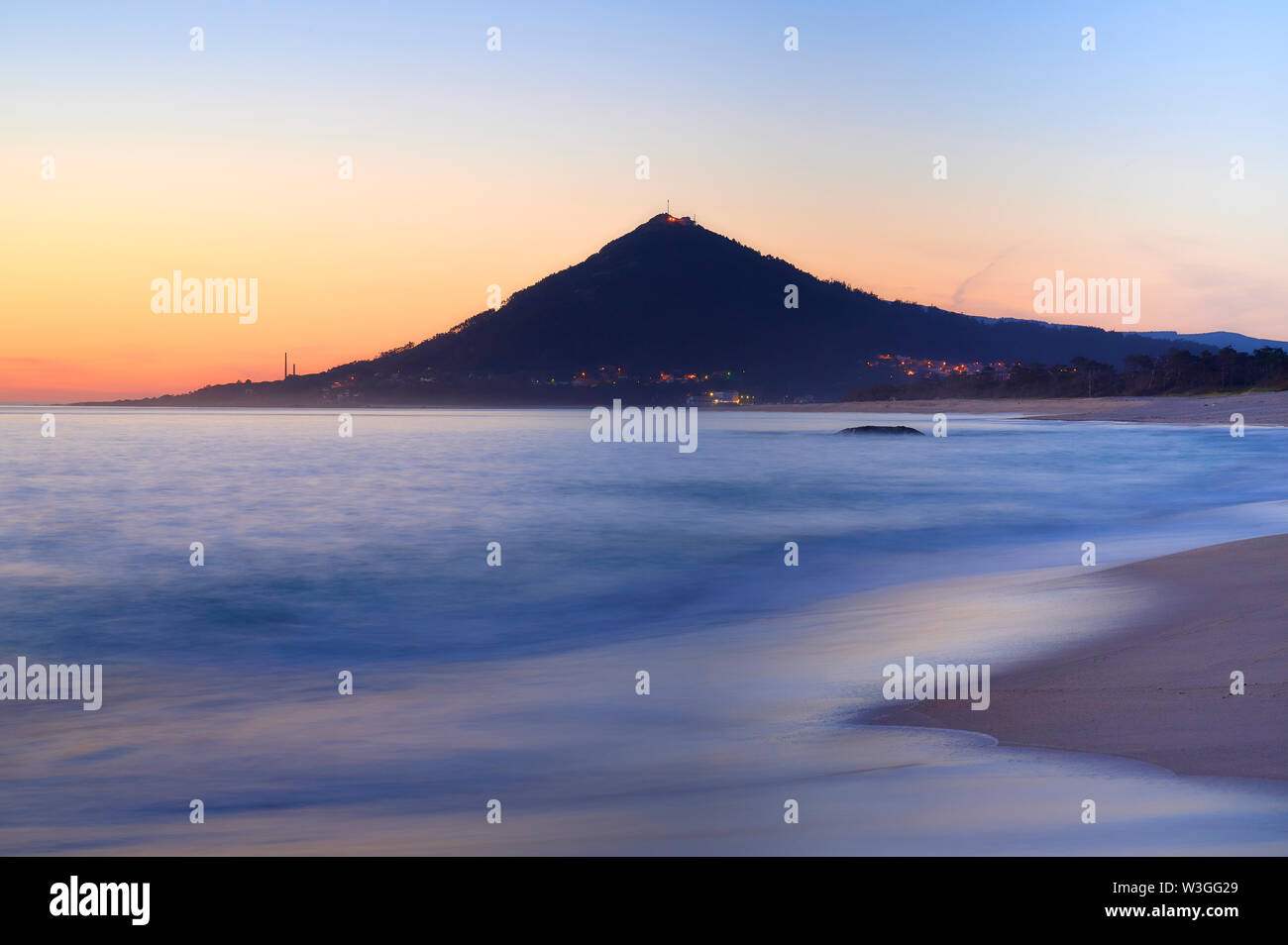 Sonnenuntergang am Strand Moledo, mit einem Berg im Hintergrund Stockfoto
