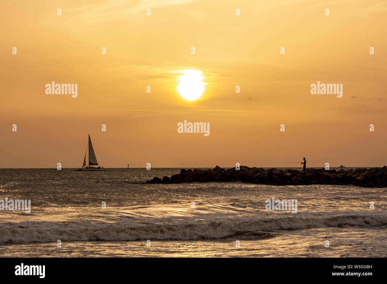 Sommer Spaß in Florida, mit Segelboot und Fischer bei Sonnenuntergang Stockfoto