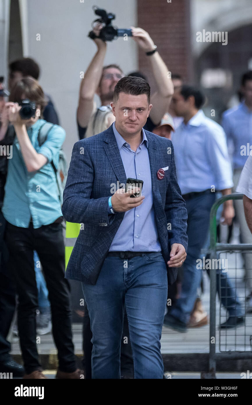 London, Großbritannien. 5. Juli 2019. Tommy Robinson kommt an Old Bailey. Tommy Robinson, realen Namen Stephen Yaxley-Lennon, Gesichter ein neues Verfahren wegen angeblicher Missachtung des Gerichts über die Dreharbeiten außerhalb von Leeds Crown Court während eines Strafverfahrens im letzten Jahr und Rundfunk live auf Social Media. Credit: Guy Corbishley/Alamy leben Nachrichten Stockfoto