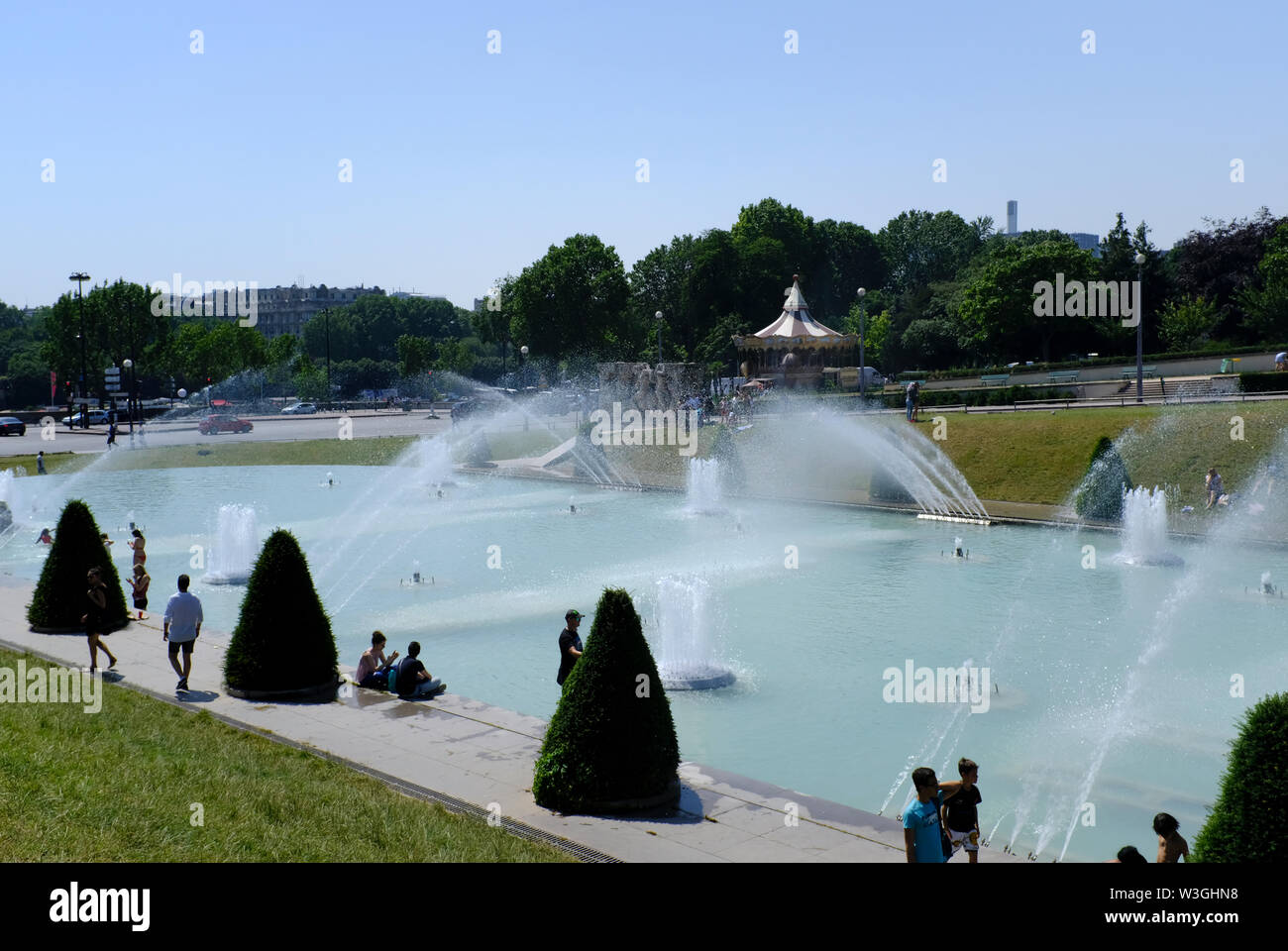 Pariser cool Bleiben in den Brunnen von Trocadero Gärten in Paris, Frankreich während einer Hitzewelle Stockfoto