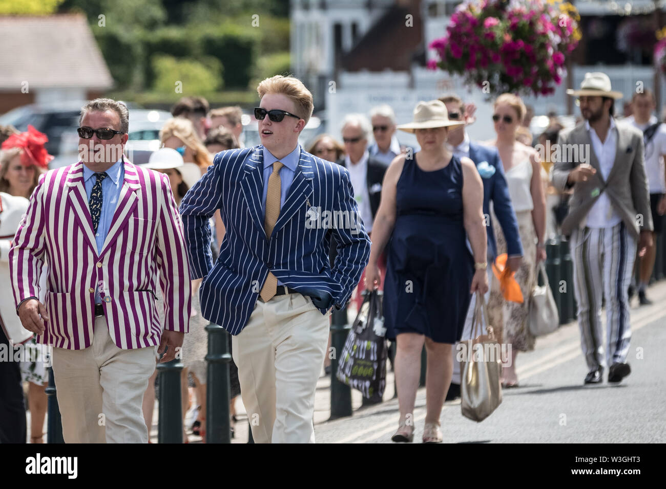 Anreise für Henley Royal Regatta 2019 in Oxfordshire. Die fünf Tag Henley Royal Regatta ist jetzt in seinem 180 Jahr. Die Veranstaltung ist einer der Höhepunkte des Englischen sozialen Saison. UK. Stockfoto