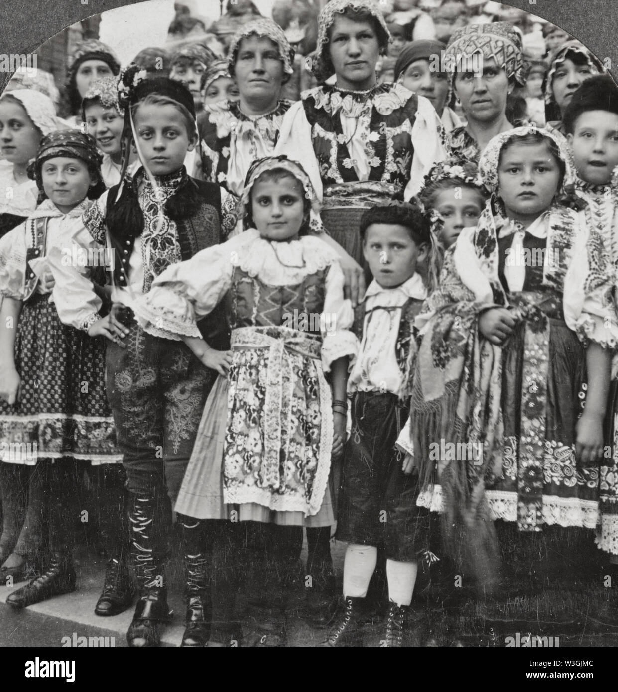 Kinder in Trachten, Prag, Böhmen, der Tschechoslowakei, 1921 Stockfoto