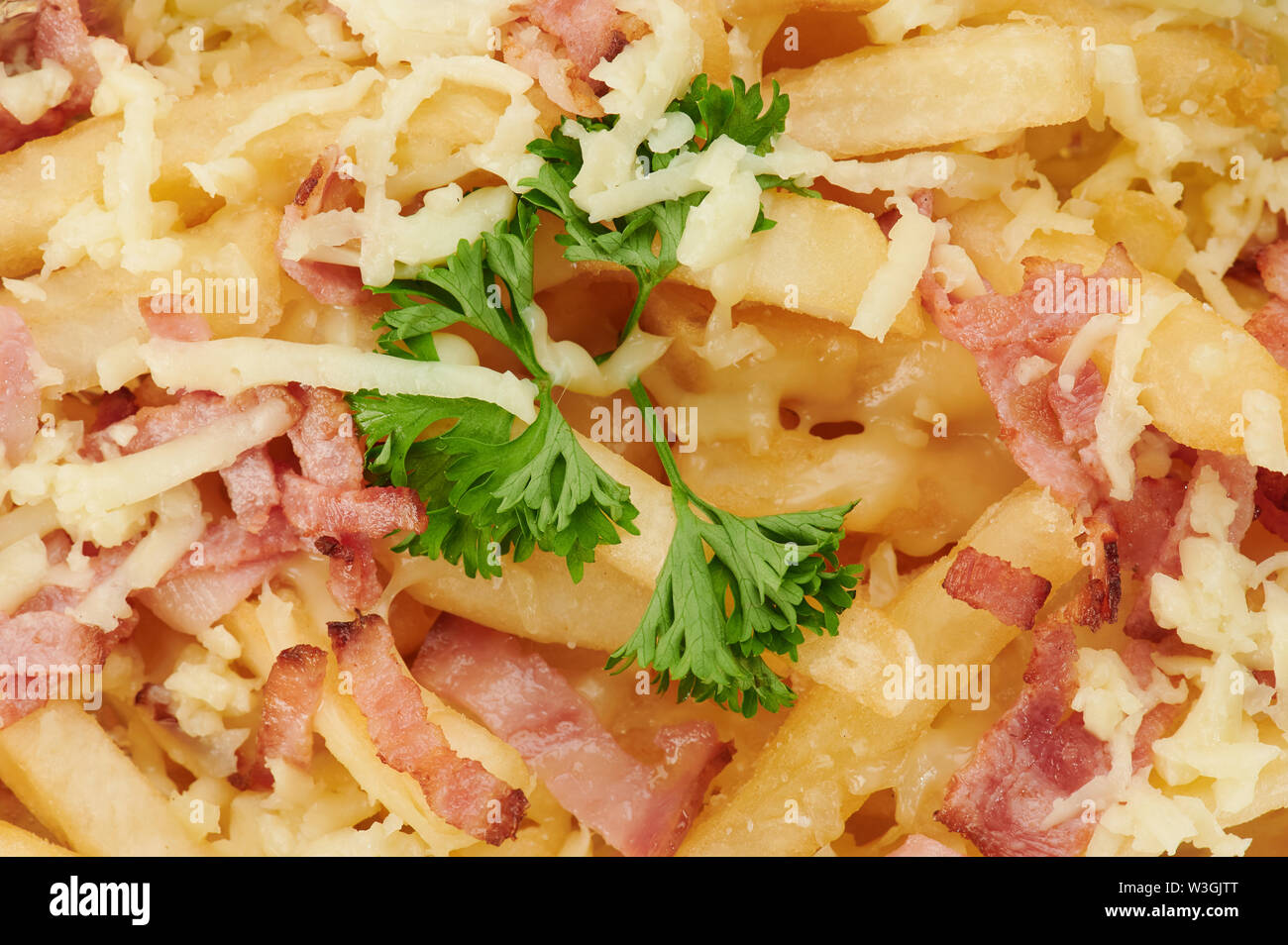 Pommes Kartoffel mit geschmolzenem Käse und Schinken Stockfoto