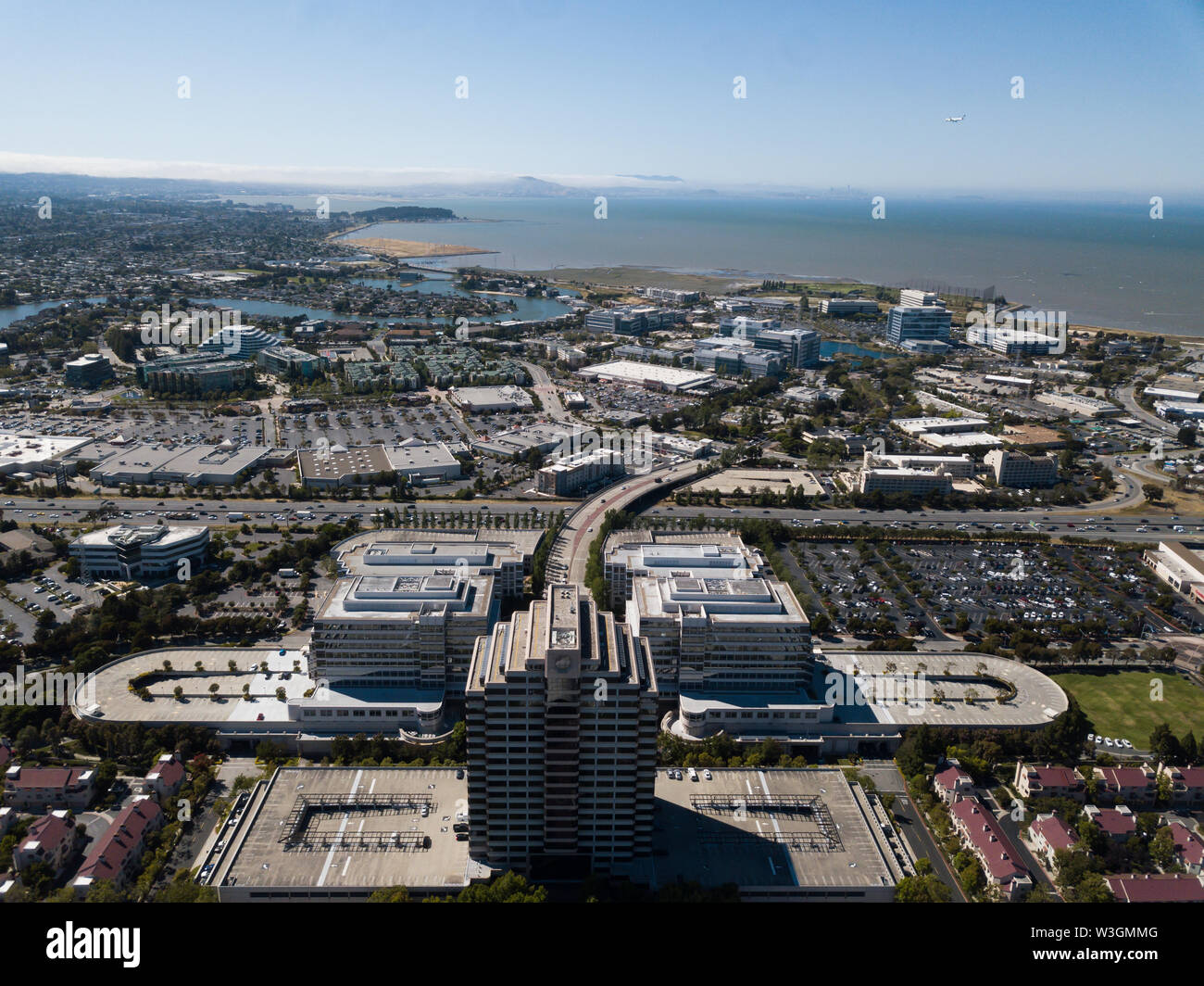 Luftaufnahme der symmetrischen Gebäude Stadt Hintergrund Stockfoto