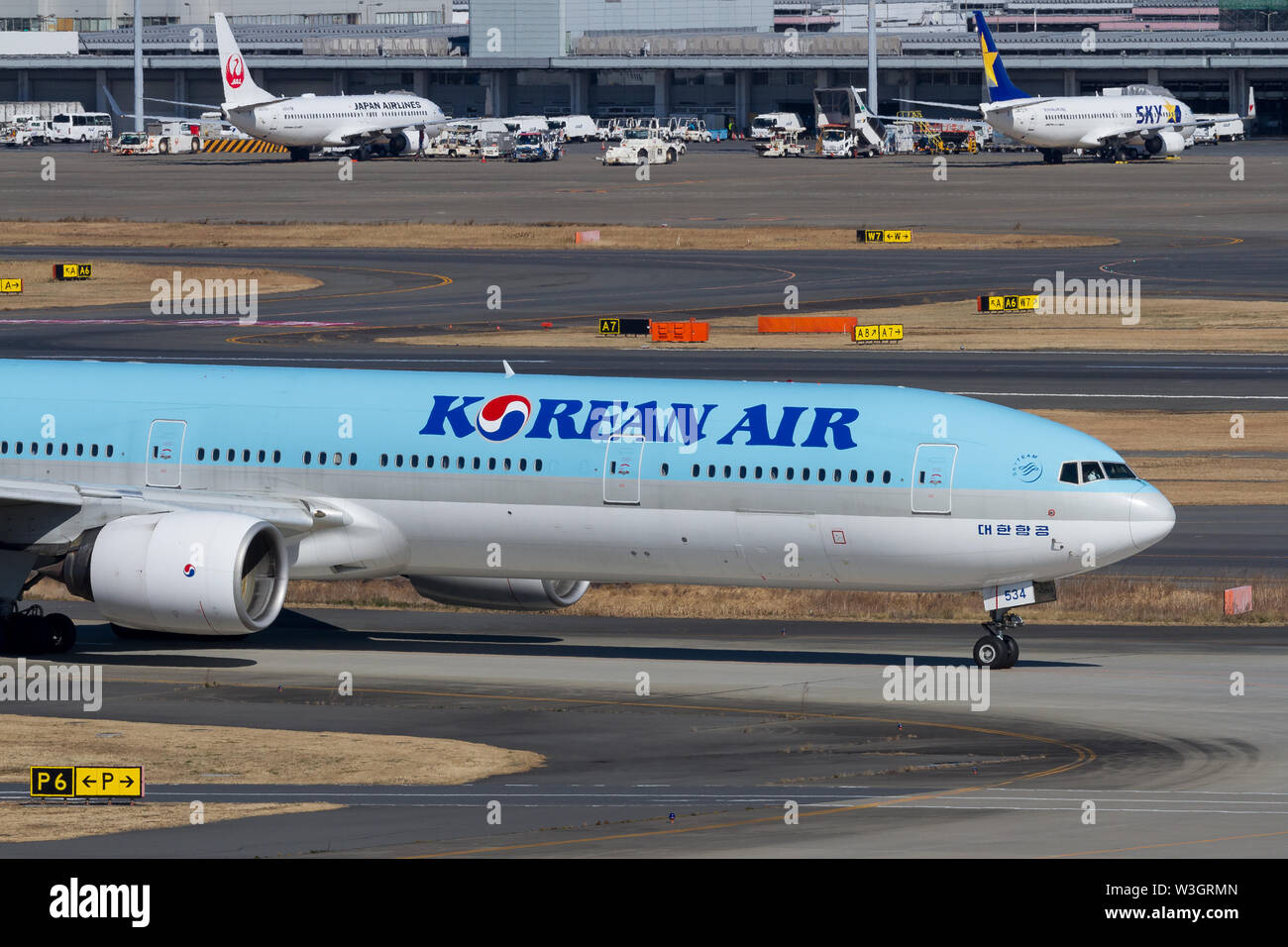 Eine koreanische Air Boeing 777-3B5 am internationalen Flughafen Haneda, Tokio, Japan. Stockfoto