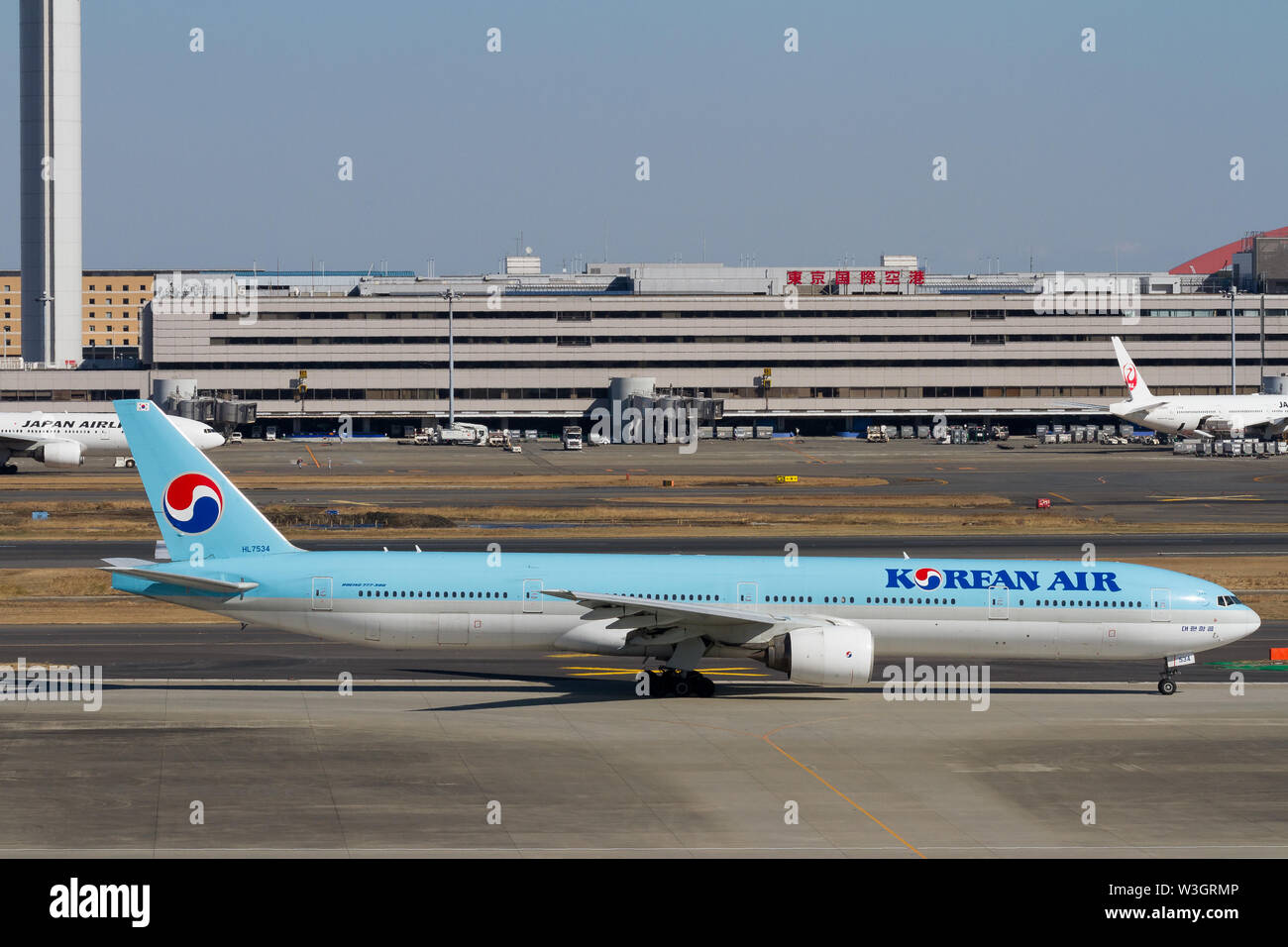 Eine koreanische Air Boeing 777-3B5 am internationalen Flughafen Haneda, Tokio, Japan. Stockfoto