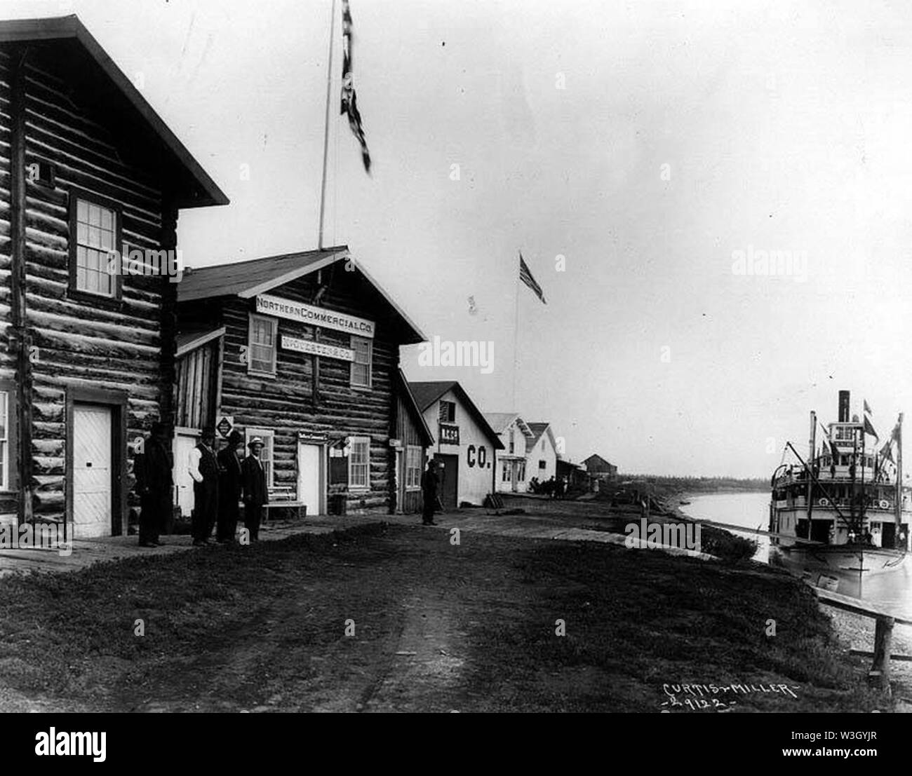 Kreis Stadt auf dem Yukon River, mit sternwheel Dampfgarer YUKON bis zu der Bank gebunden (Curtis, 9524). Stockfoto