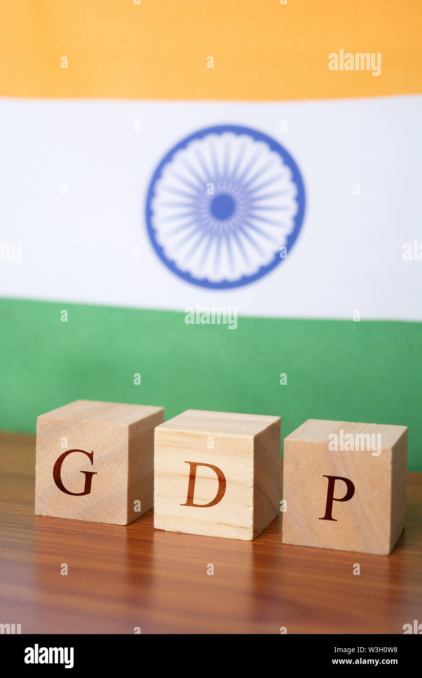 Das BIP oder das Bruttoinlandsprodukt in Holzblock Buchstaben, indische Flagge als Hintergrund Stockfoto