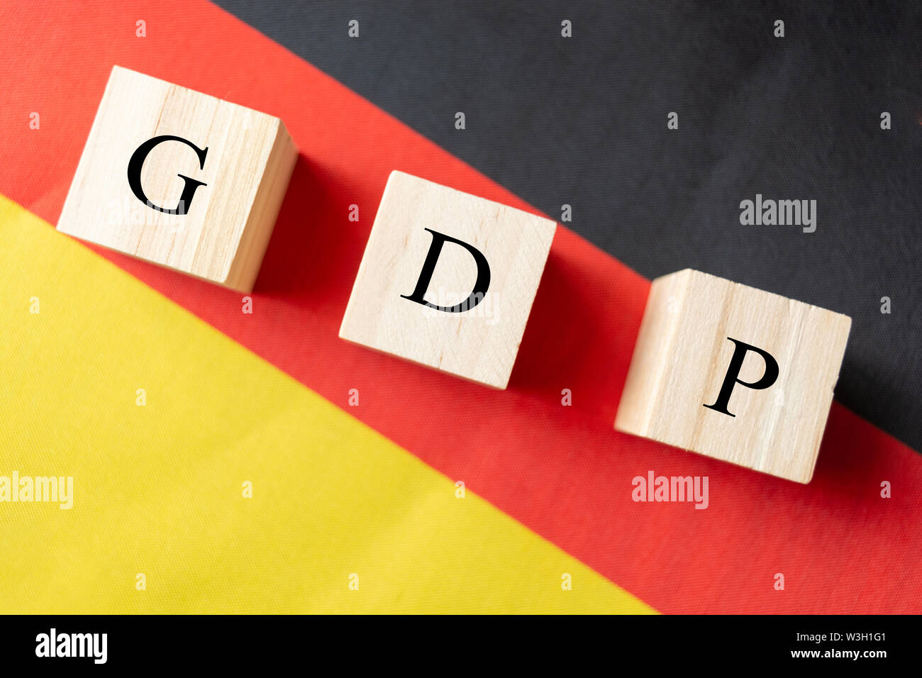 Konzept des Bruttoinlandsprodukts oder BIP, BIP im holzblock Brief zur deutschen Flagge Stockfoto