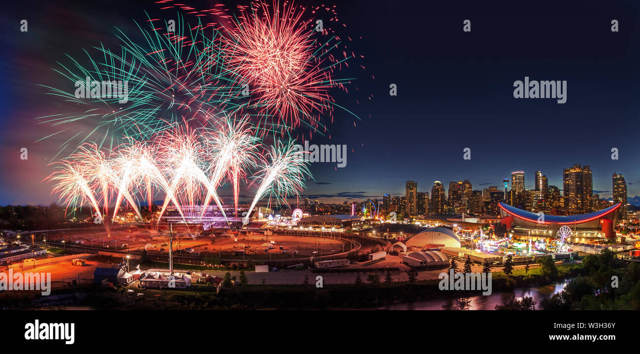 Feuerwerk in den Nachthimmel mit den Calgary Downtown Skyline im Hintergrund während der jährlichen Ansturm Festlichkeiten. Stockfoto