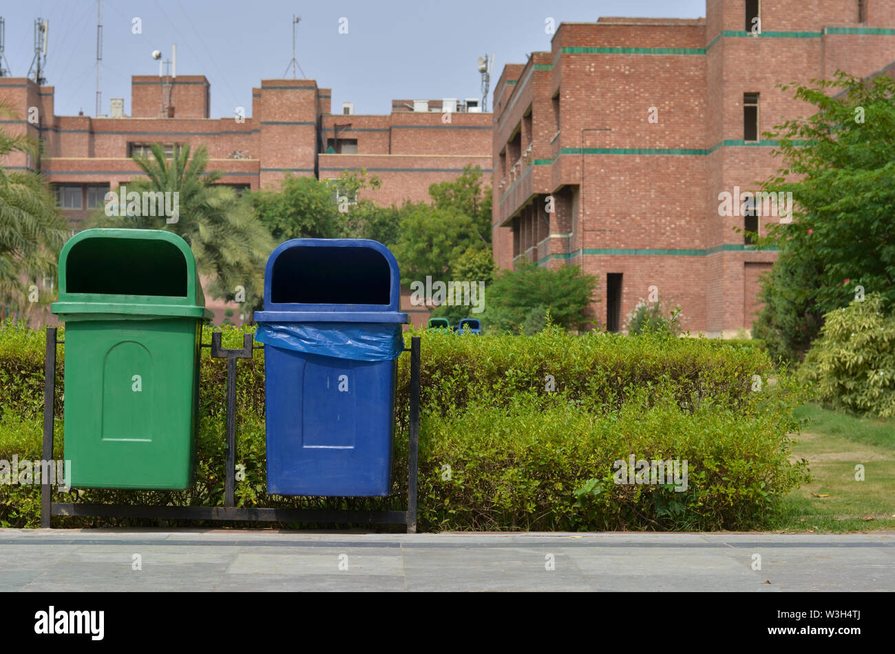 Delhi Regierung hat eine Menge von grünen und blauen Mülltonnen in der ganzen Stadt installiert, diese in einem Bildungsinstitut. Stockfoto