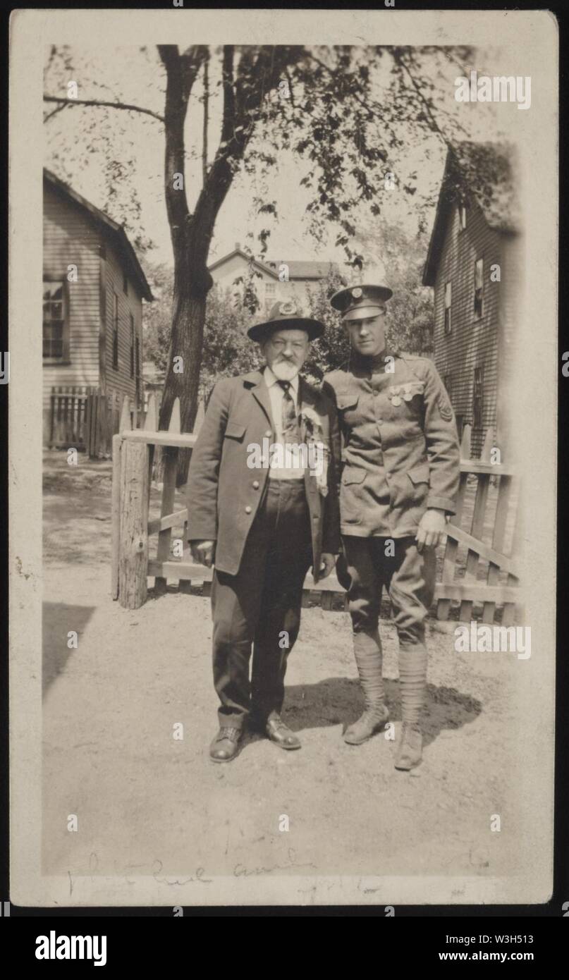 Bürgerkriegveteran Benoni Briggs von G.a.r. Reno Post Nr. 9 mit einem Ersten Weltkrieg Soldat Stockfoto
