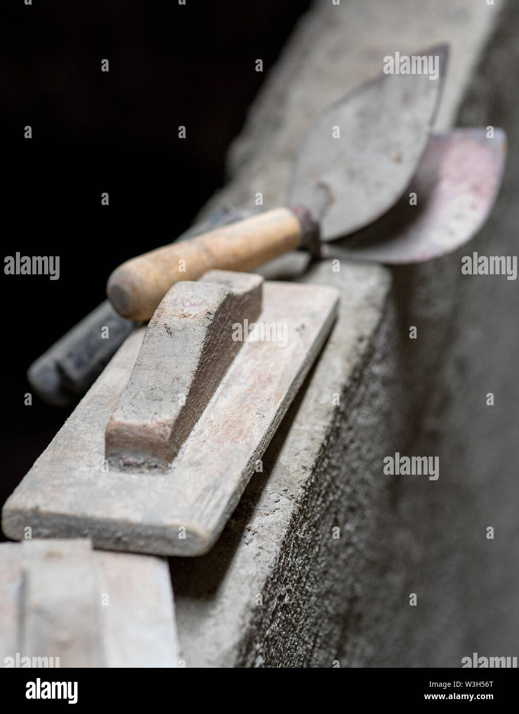 Kelle - Villa Werkzeug zu Gips Ziegel mit Zement verwendet, aus Holz und Eisen. Stockfoto