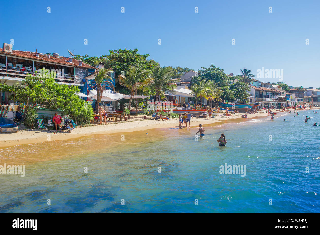 Buzios, Brasilien - 24. Februar 2018: die Straßen von Buzios sind gefüllt mit Geschäften und Restaurants beliebt sind für Touristen in der Nacht zu besuchen. Stockfoto