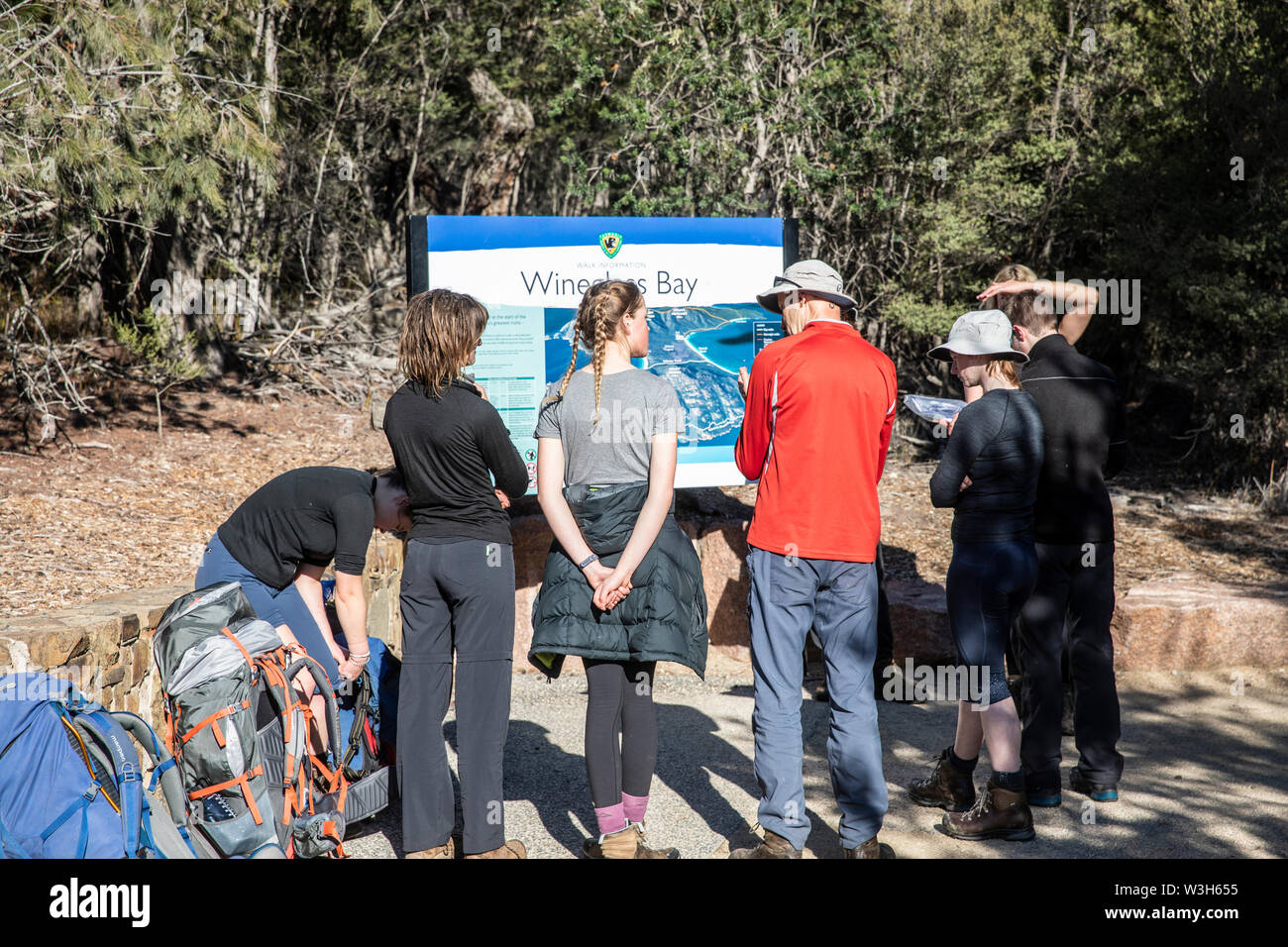 Wineglass Bay Tasmanien, Gruppe von Wanderer erhalten eine Sicherheitseinweisung, bevor eine mehrtägige Wanderung und Camp im Freycinet National Park, Tasmanien, Australien Stockfoto