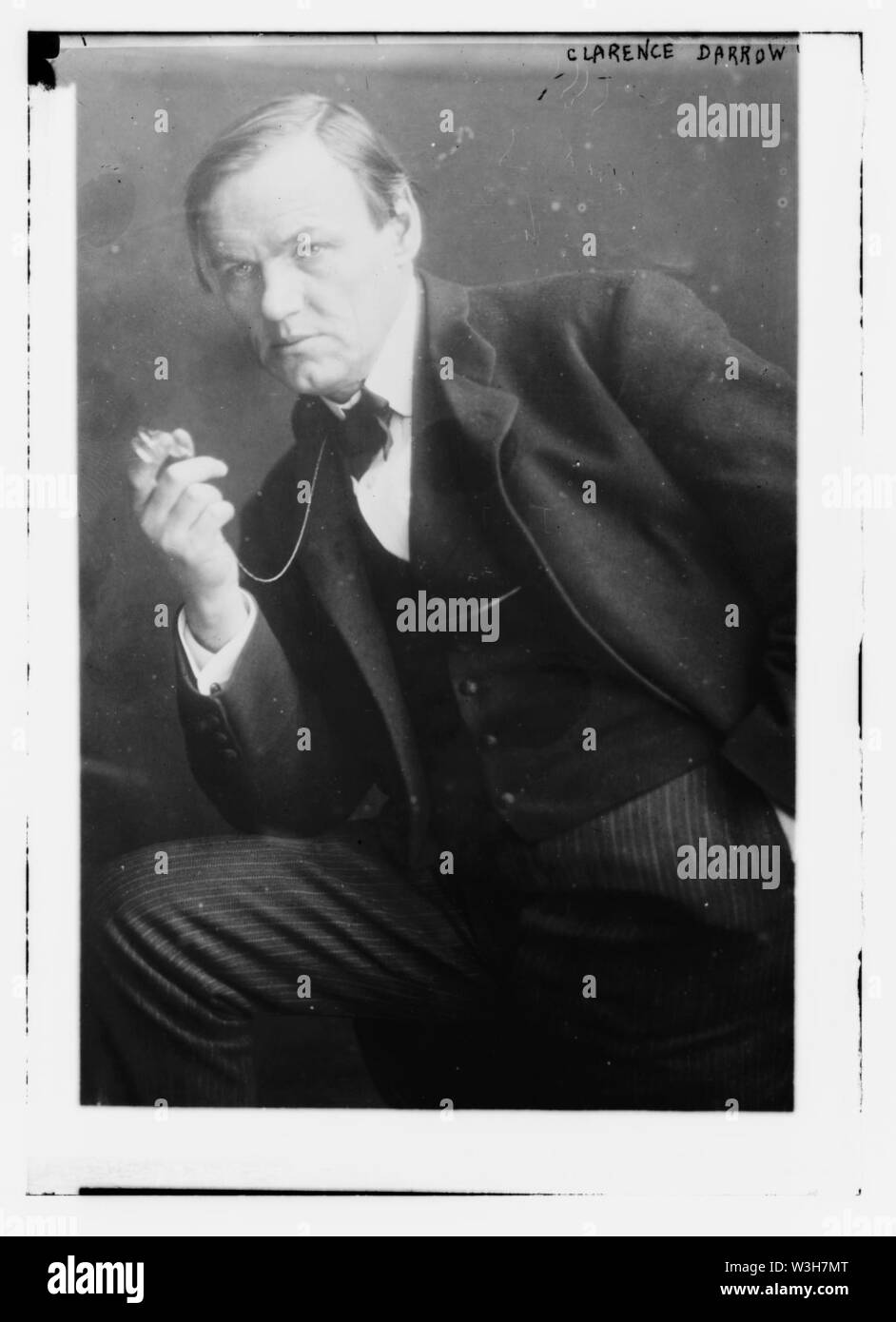 Clarence Darrow, 3-4 stehen, ein Bein angehoben Stockfoto