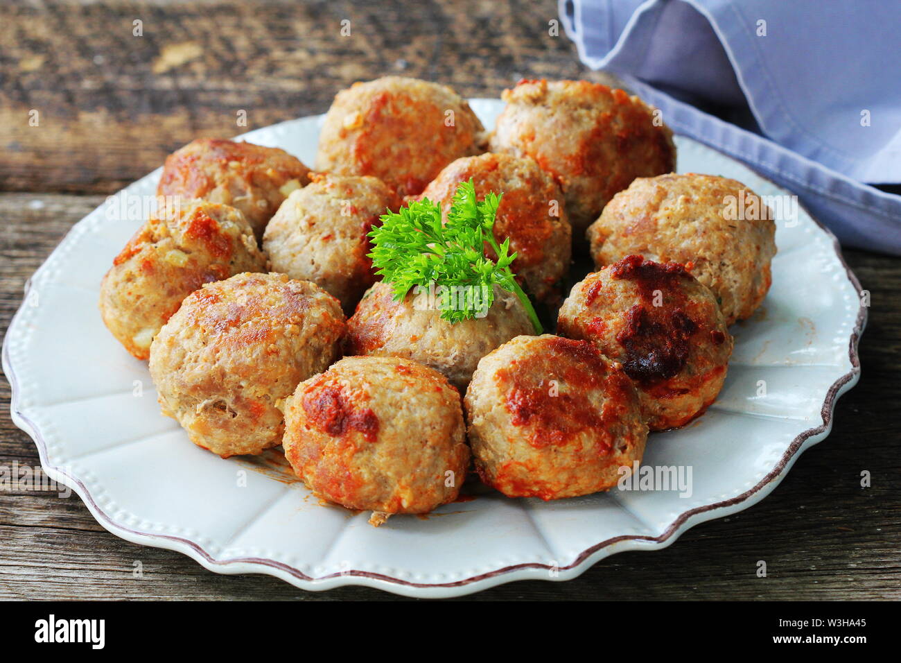 Gebratenes Fleisch Ball, köstliche Fleisch Schnitzel auf rustikalen dunklen Tisch. Stockfoto