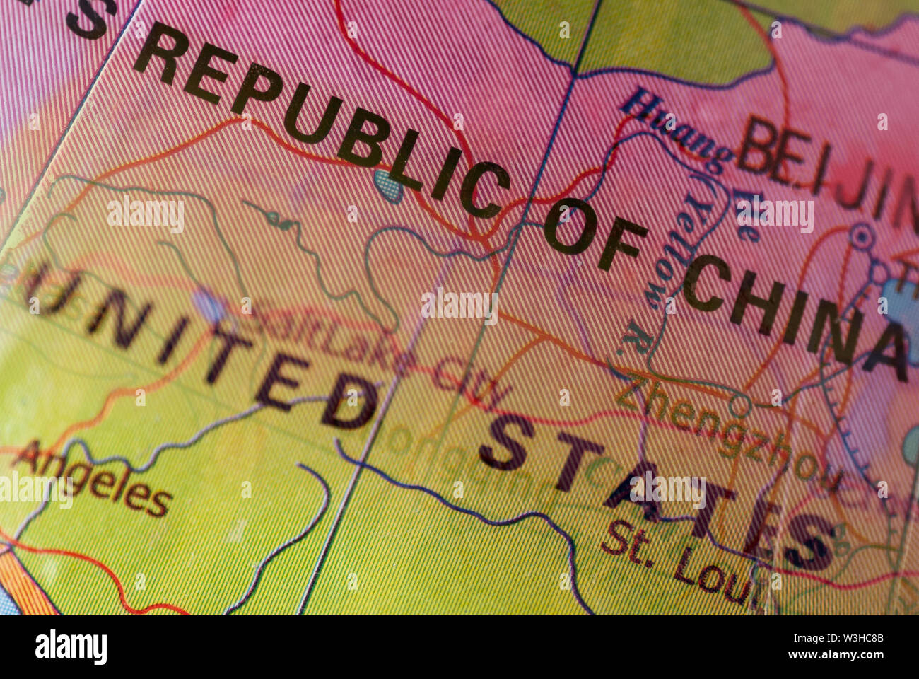 Konzept von China und den USA auf einer Weltkugel mit Fokus auf ein Verbundwerkstoff aus den beiden Ländern zusammenführen zu einem politischen Konflikt Konzept Stockfoto