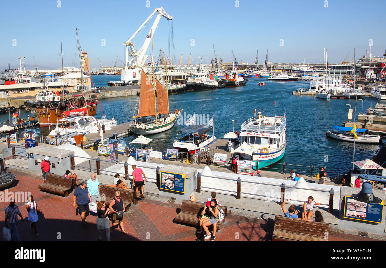 Blick auf den Hafen von der V&A Waterfront in Kapstadt oder Antenne, Südafrika, wo Touristen die Bootsfahrten und Lebensstil genießen Stockfoto
