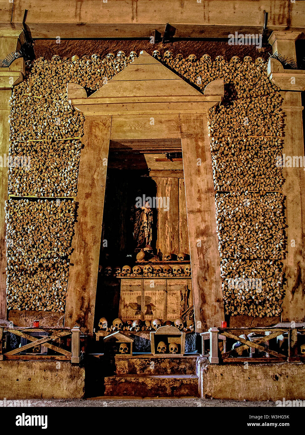 Italien Kampanien Neapel - Die Fontanelle Friedhof ist ein alter Friedhof der Stadt Neapel, in der Via Fontanelle befindet. Auf diese Weise für die Anwesenheit in der Antike von Wasser Quellen genannt, der Friedhof beherbergt rund 40.000 Überreste von Menschen, die Opfer des Großen von 1656 Pest und Cholera von 1836. Stockfoto