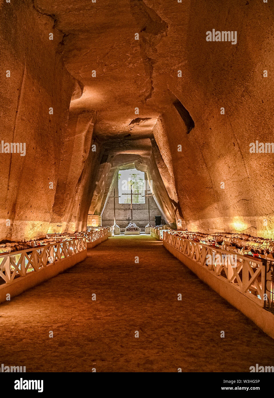 Italien Kampanien Neapel - Die Fontanelle Friedhof ist ein alter Friedhof der Stadt Neapel, in der Via Fontanelle befindet. Auf diese Weise für die Anwesenheit in der Antike von Wasser Quellen genannt, der Friedhof beherbergt rund 40.000 Überreste von Menschen, die Opfer des Großen von 1656 Pest und Cholera von 1836. Stockfoto