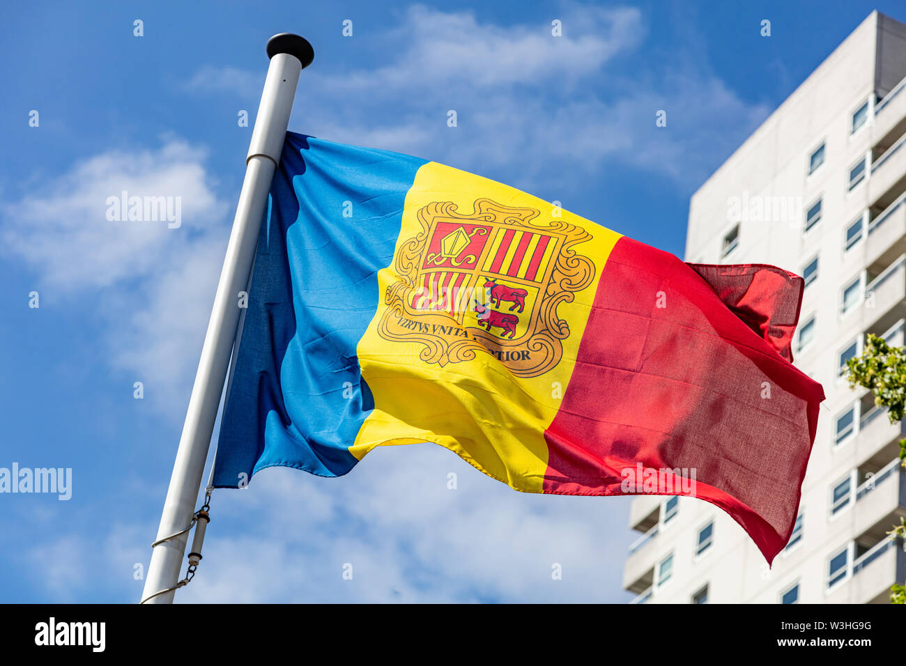 Die Republik Moldau Flagge. Nationales Symbol winken auf der Pole, Hochhaus und dem klaren, blauen Himmel Hintergrund, sonnigen Tag. Unabhängig tag Konzept. Stockfoto