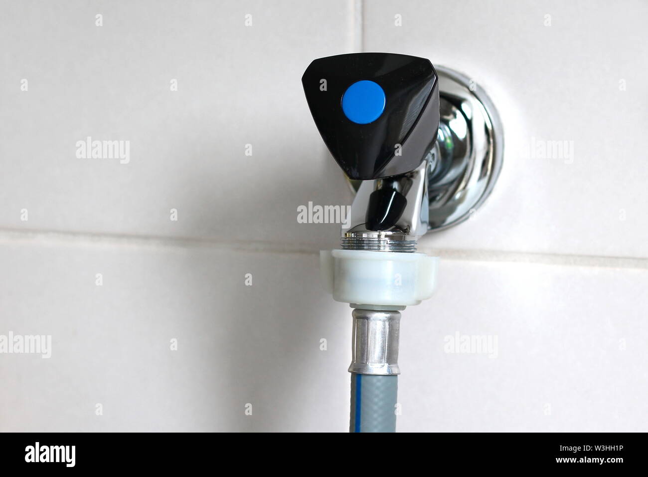 Leitungswasser mit einer Wasserversorgung Schlauch angeschlossen, für die Nutzung einer Waschmaschine Stockfoto