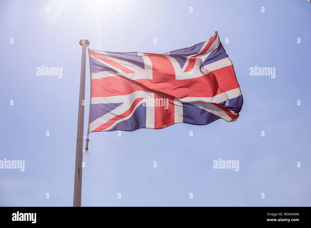 Großbritannien Flagge Großbritannien nationale Symbol winken gegen den klaren blauen Himmel, sonnigen Tag Stockfoto
