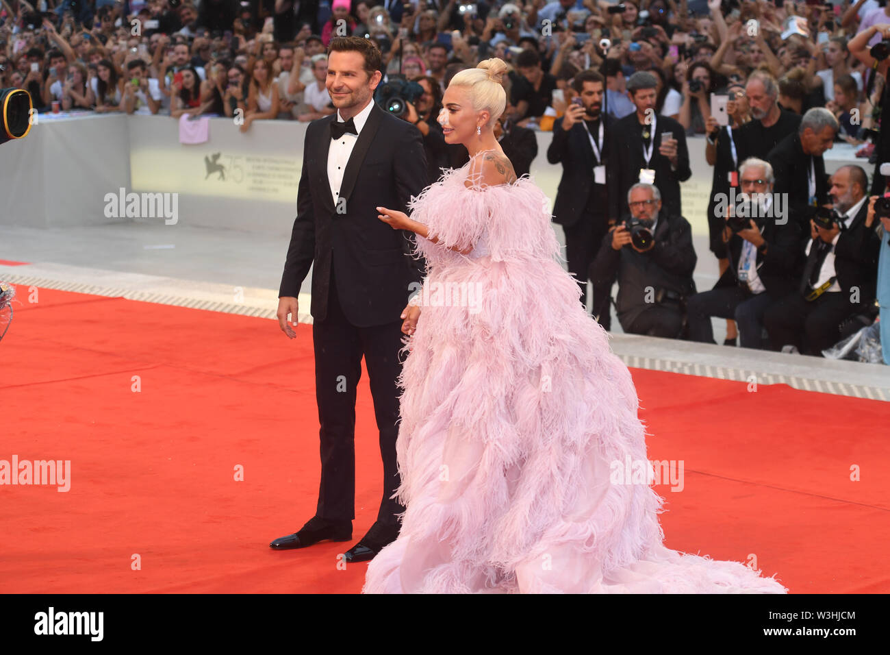 Venedig, Italien. 31 Aug, 2018. Die Sängerin Lady Gaga und der Schauspieler und Regisseur Bradley Cooper gehen über den roten Teppich bei der Weltpremiere des Films Musical 'ein Stern ist geboren" bei den Filmfestspielen in Venedig. Der Film Festival findet vom 29. August bis 8. September und in diesem Jahr findet zum 75. Mal statt. Credit: Felix Hörhager/dpa/Alamy leben Nachrichten Stockfoto Venedig, Italien. 31 Aug, 2018. Die Sängerin Lady Gaga und der Schauspieler und Regisseur Bradley Cooper gehen über den roten Teppich bei der Weltpremiere des Films Musical 'ein Stern ist geboren" bei den Filmfestspielen in Venedig. Der Film Festival findet vom 29. August bis 8. September und in diesem Jahr findet zum 75. Mal statt. Credit: Felix Hörhager/dpa/Alamy leben Nachrichten Stockfoto