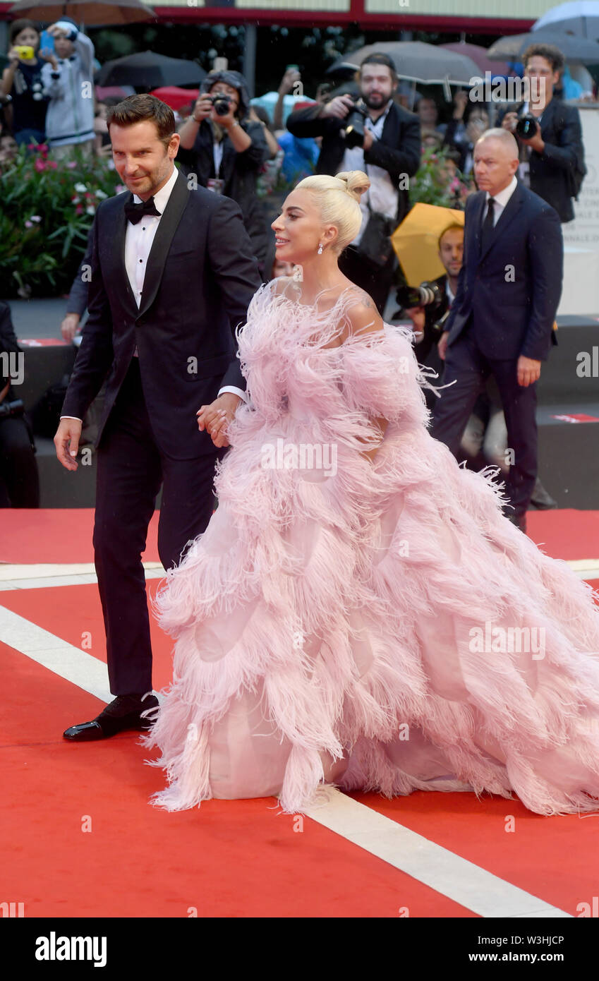 Venedig, Italien. 31 Aug, 2018. Die Sängerin Lady Gaga und der Schauspieler und Regisseur Bradley Cooper gehen über den roten Teppich bei der Weltpremiere des Films Musical 'ein Stern ist geboren" bei den Filmfestspielen in Venedig. Der Film Festival findet vom 29. August bis 8. September und in diesem Jahr findet zum 75. Mal statt. Credit: Felix Hörhager/dpa/Alamy leben Nachrichten Stockfoto Venedig, Italien. 31 Aug, 2018. Die Sängerin Lady Gaga und der Schauspieler und Regisseur Bradley Cooper gehen über den roten Teppich bei der Weltpremiere des Films Musical 'ein Stern ist geboren" bei den Filmfestspielen in Venedig. Der Film Festival findet vom 29. August bis 8. September und in diesem Jahr findet zum 75. Mal statt. Credit: Felix Hörhager/dpa/Alamy leben Nachrichten Stockfoto