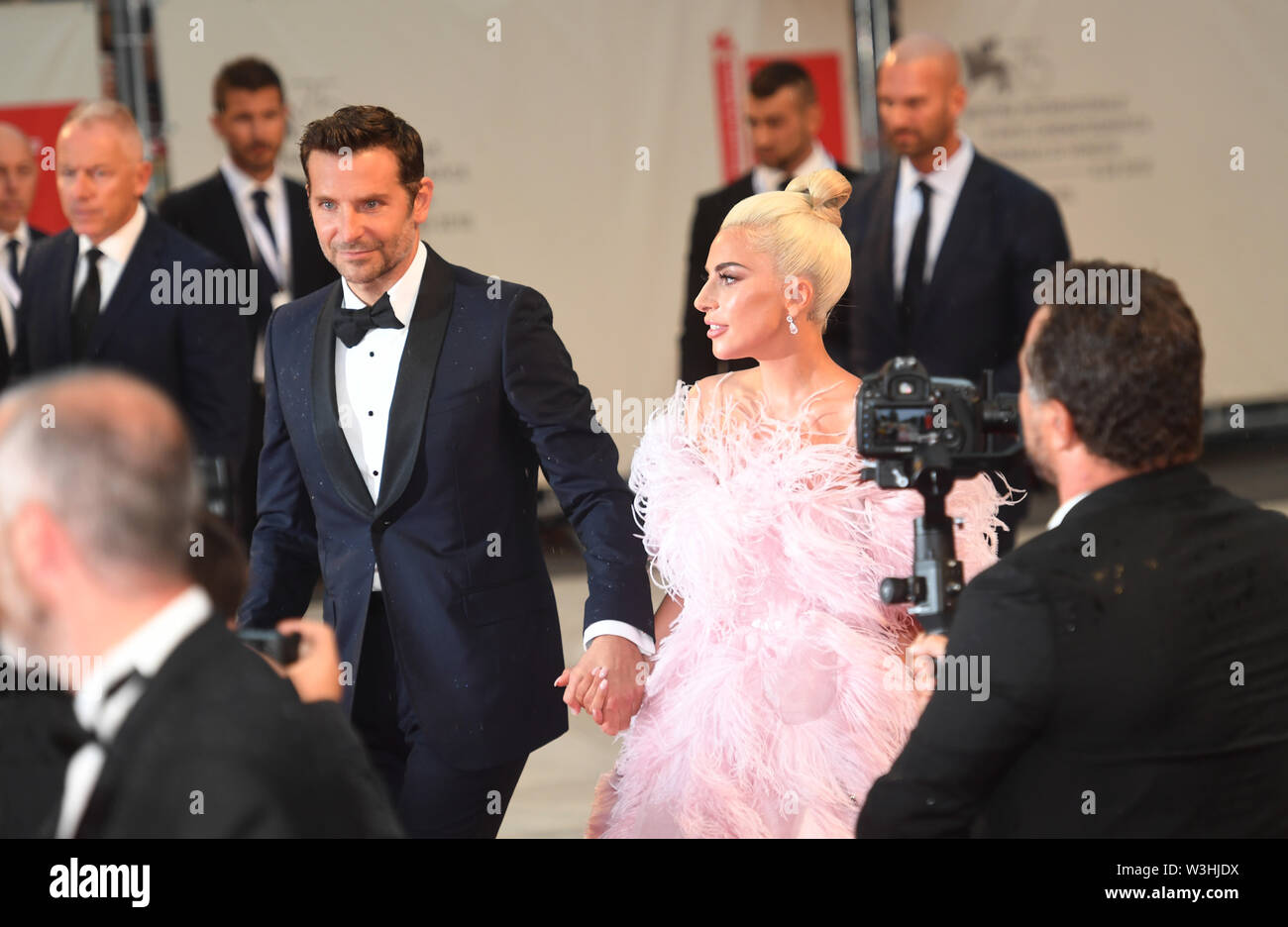 Venedig, Italien. 31 Aug, 2018. Die Sängerin Lady Gaga und der Schauspieler und Regisseur Bradley Cooper klicken Sie auf dem roten Teppich bei der Weltpremiere des Films Musical 'ein Stern ist geboren" bei den Filmfestspielen in Venedig. Der Film Festival findet vom 29. August bis 8. September und in diesem Jahr findet zum 75. Mal statt. Credit: Felix Hörhager/dpa/Alamy leben Nachrichten Stockfoto Venedig, Italien. 31 Aug, 2018. Die Sängerin Lady Gaga und der Schauspieler und Regisseur Bradley Cooper klicken Sie auf dem roten Teppich bei der Weltpremiere des Films Musical 'ein Stern ist geboren" bei den Filmfestspielen in Venedig. Der Film Festival findet vom 29. August bis 8. September und in diesem Jahr findet zum 75. Mal statt. Credit: Felix Hörhager/dpa/Alamy leben Nachrichten Stockfoto