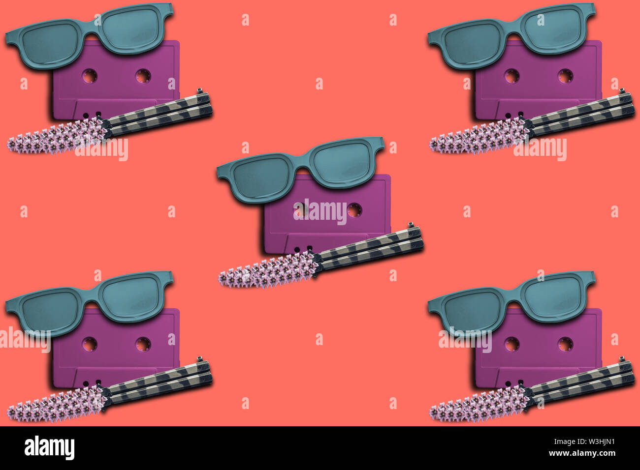 Audio Cassette, Sonnenbrille und Messer mit lila Blüte. Kreativen Hintergrund. Stockfoto