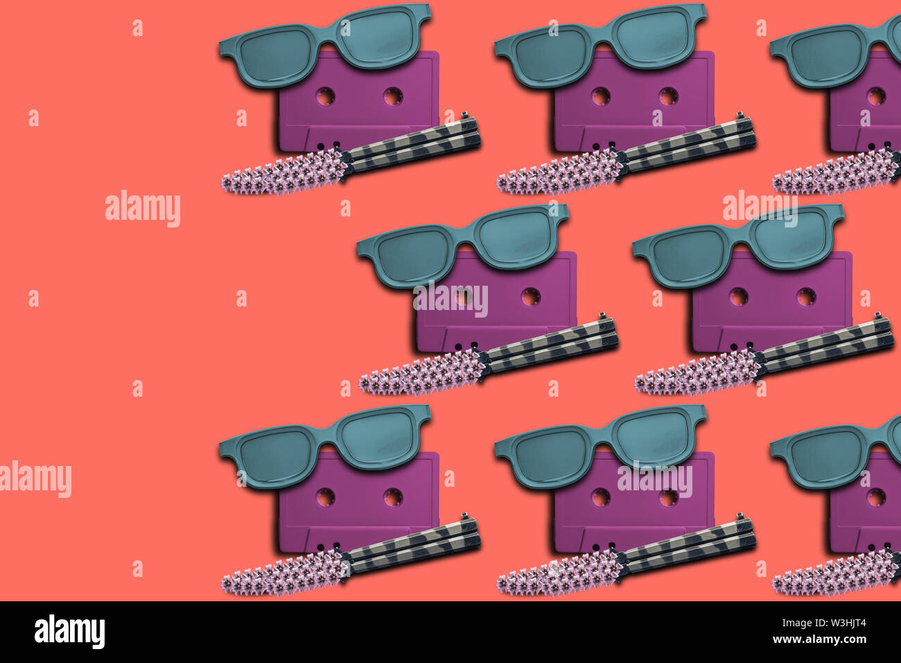 Audio Cassette, Sonnenbrille und Messer mit lila Blüte. Kreativen Hintergrund. Stockfoto