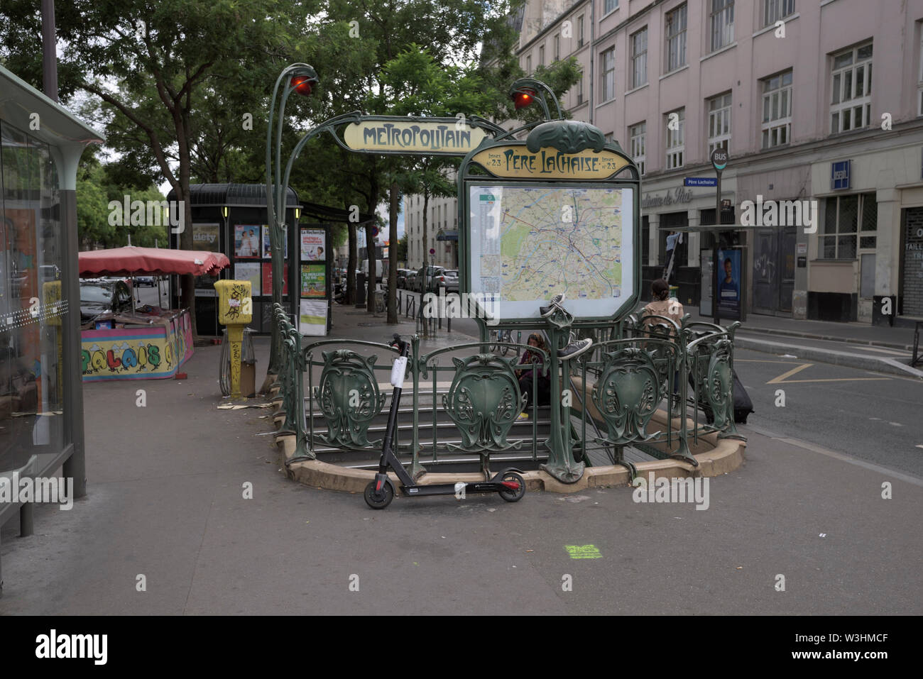 Eingang zum U-Bahnhof Pere Lachaise, Paris, Frankreich Stockfoto