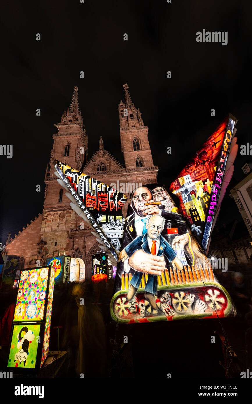 Münsterplatz, Basel, Schweiz - März 12., 2019. Eine handbemalte farbenfrohe beleuchtete Karneval Laternen auf dem Domplatz angezeigt Stockfoto