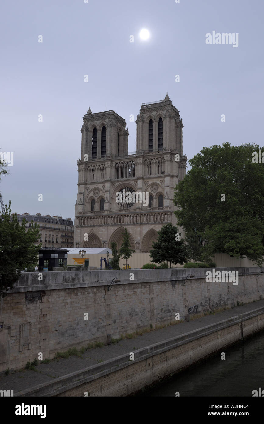 Notre-Dame de Paris geschlossen, nachdem das Feuer und die Sonne hinter Wolken versteckt, Paris, Frankreich Stockfoto