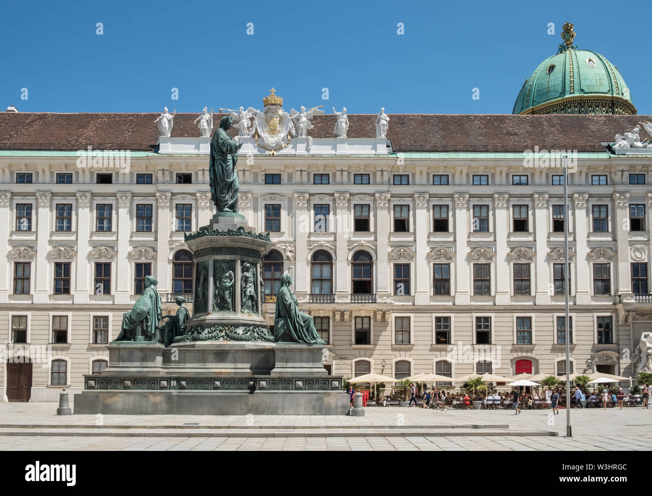 Innenhof, Imperial Bundeskanzleramt Flügel (Reichskanzleitrak) und Hofburg Café, Hofburg, Wien, Österreich, mit Kaiser Franz II Memorial. Stockfoto