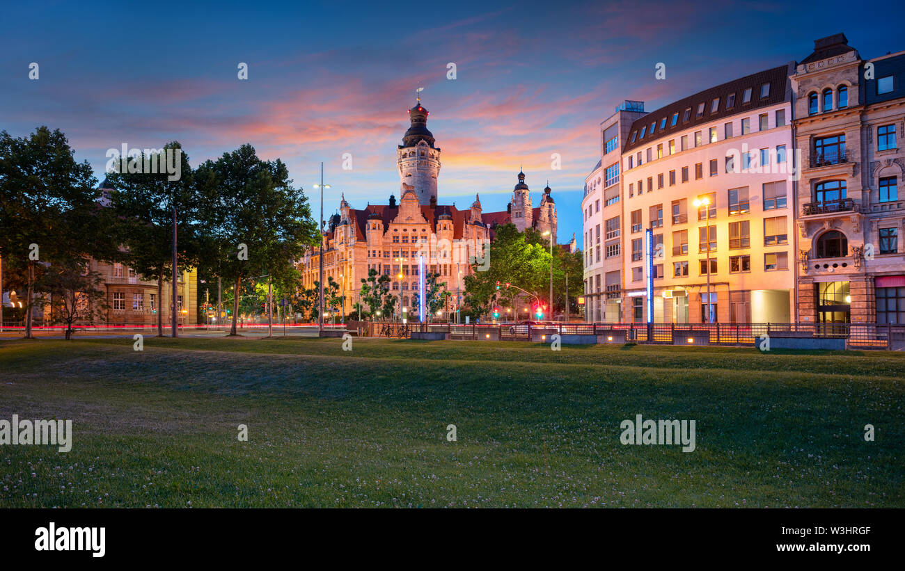 Leipzig, Deutschland. Stadtbild der Leipziger Innenstadt mit neuem Rathaus bei schönem Sonnenuntergang. Stockfoto