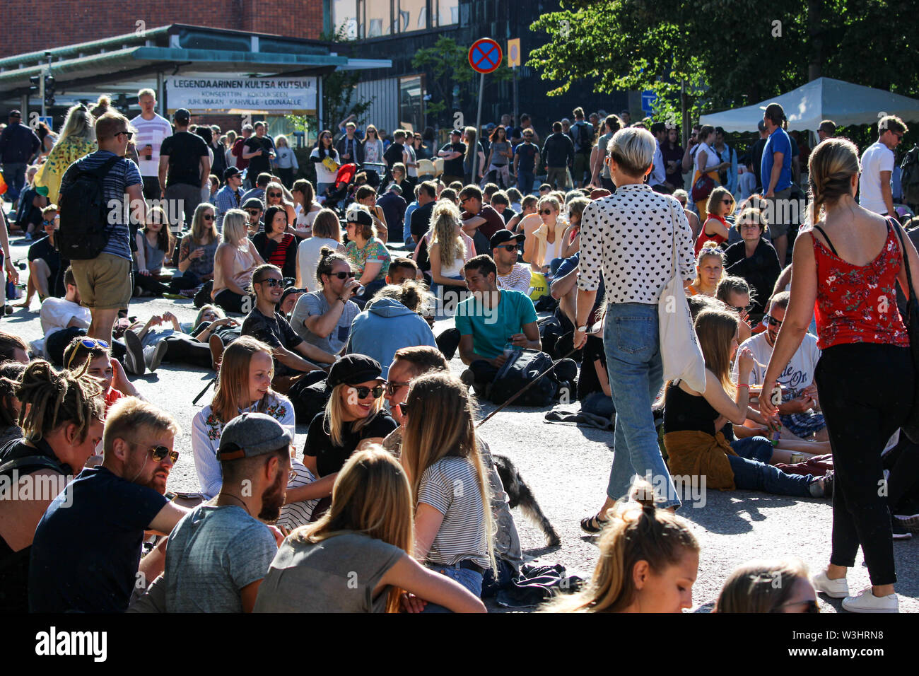 Überfüllte Sturenkatu vor Kulttuuritalo während Kallio Block Party 2017 in Helsinki, Finnland Stockfoto