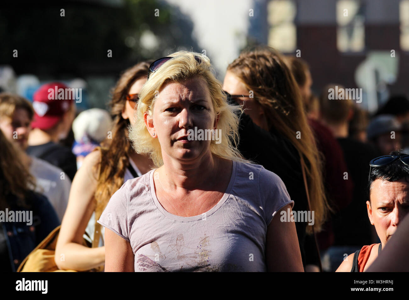 Erwachsene Frau an der Kamera an Kallio Block Party 2017 in Helsinki, Finnland auf der Suche Stockfoto