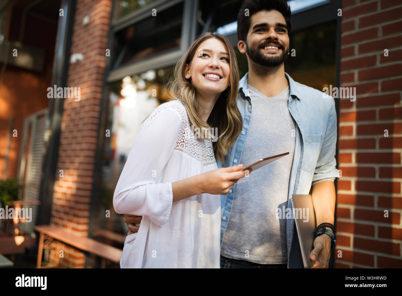 Junges Paar mit einem digitalen Tablet zusammen und lächelnd Stockfoto