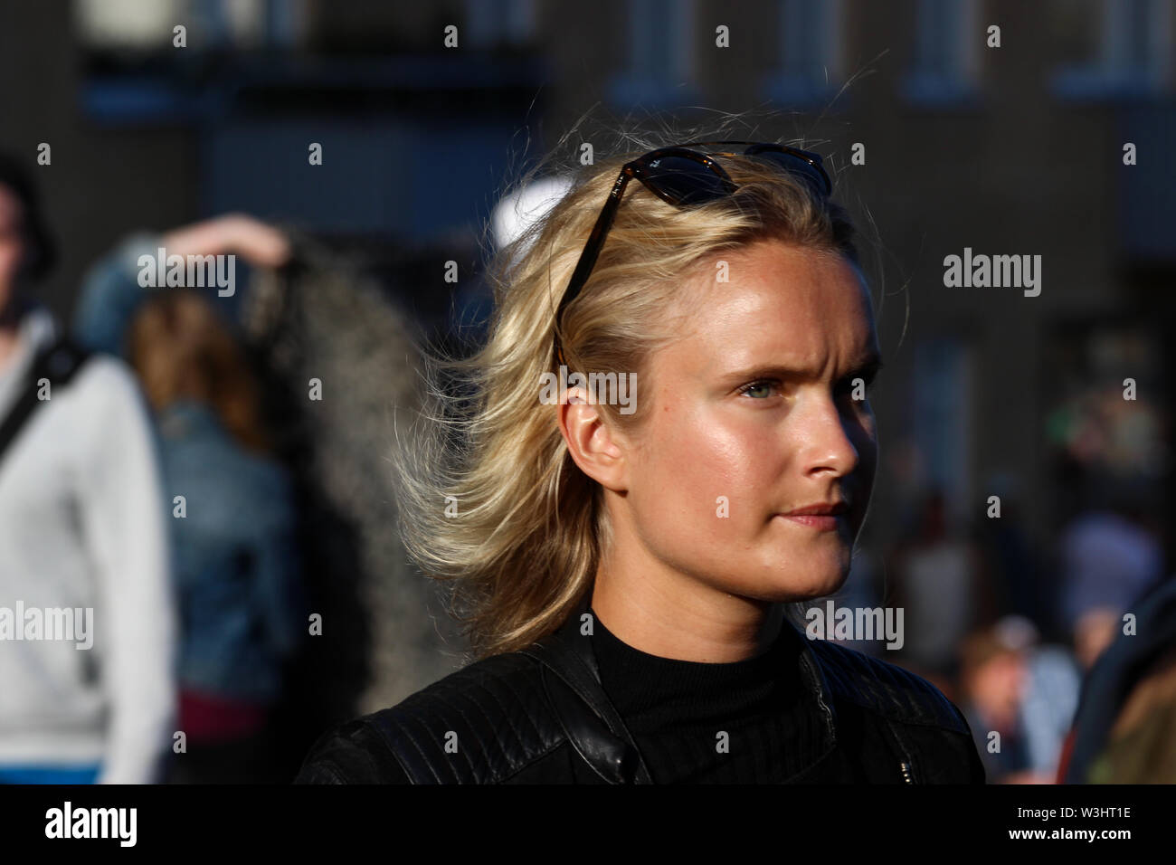 Junge Frau im Abendlicht an Kallio Block Party 2017 in Helsinki, Finnland Stockfoto