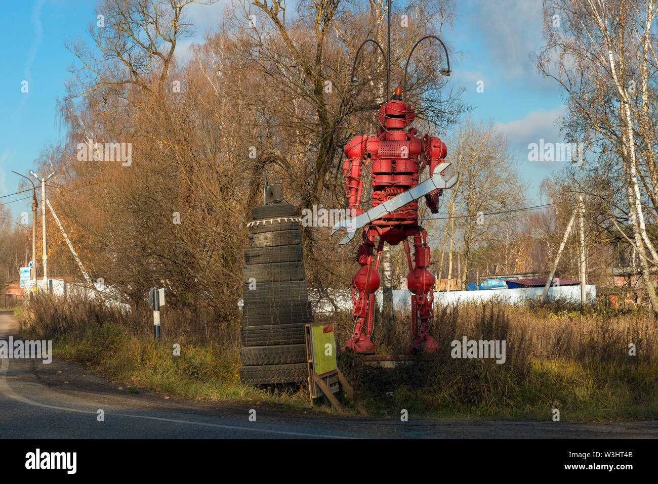 REGION Moskau, Russland - NOVEMBER 3, 2018: Installation auf der Seite einer Straße, einen Roboter mit einem Schraubenschlüssel lädt Sie in der Werkstatt anrufen Stockfoto