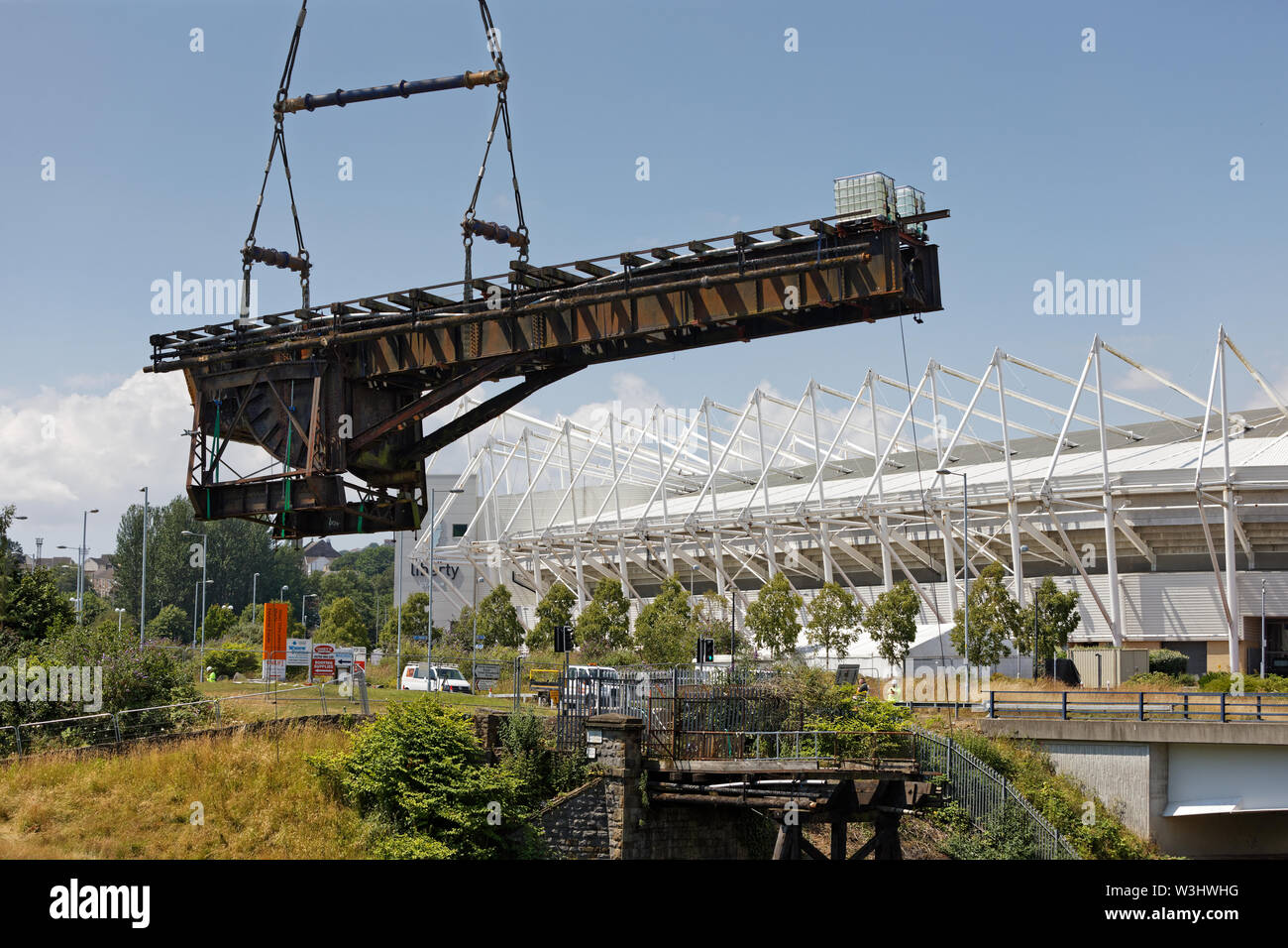 Im Bild: Ein Kran hebt die Klappbrücke über den Fluss Tawe in der Morfa Bereich von Swansea, Südwales. Sonntag, den 14. Juli 2019 Re: eine 110 Jahre alte Brücke ha Stockfoto